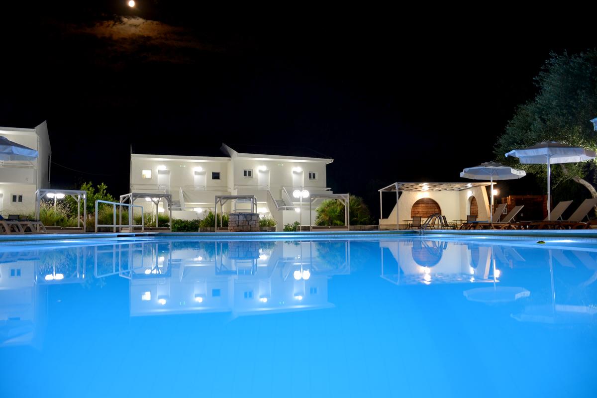 Dassia Holiday Club-Bazen nocu.jpg