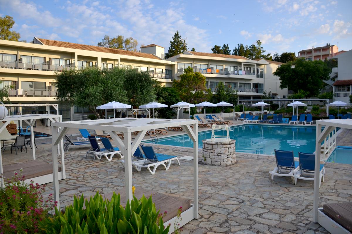 Dassia Holiday Club-Bazen.jpg