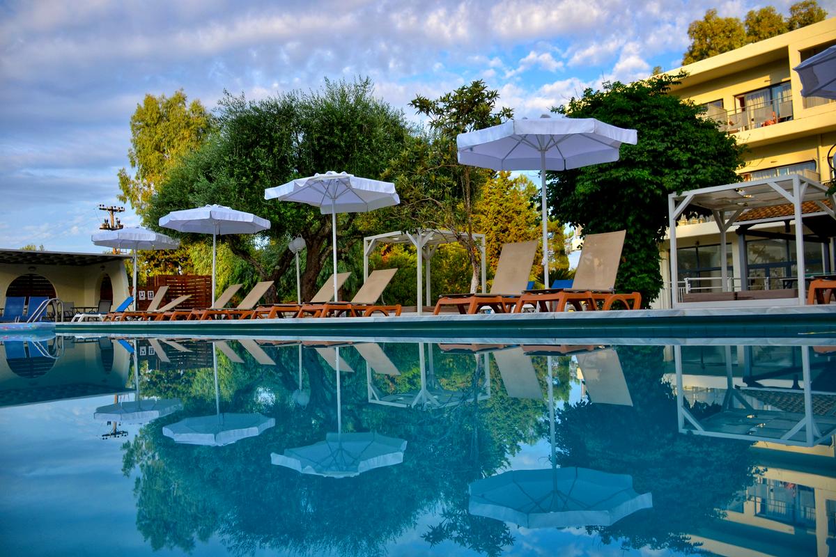 Dassia Holiday Club Hotel-Bazen.jpg