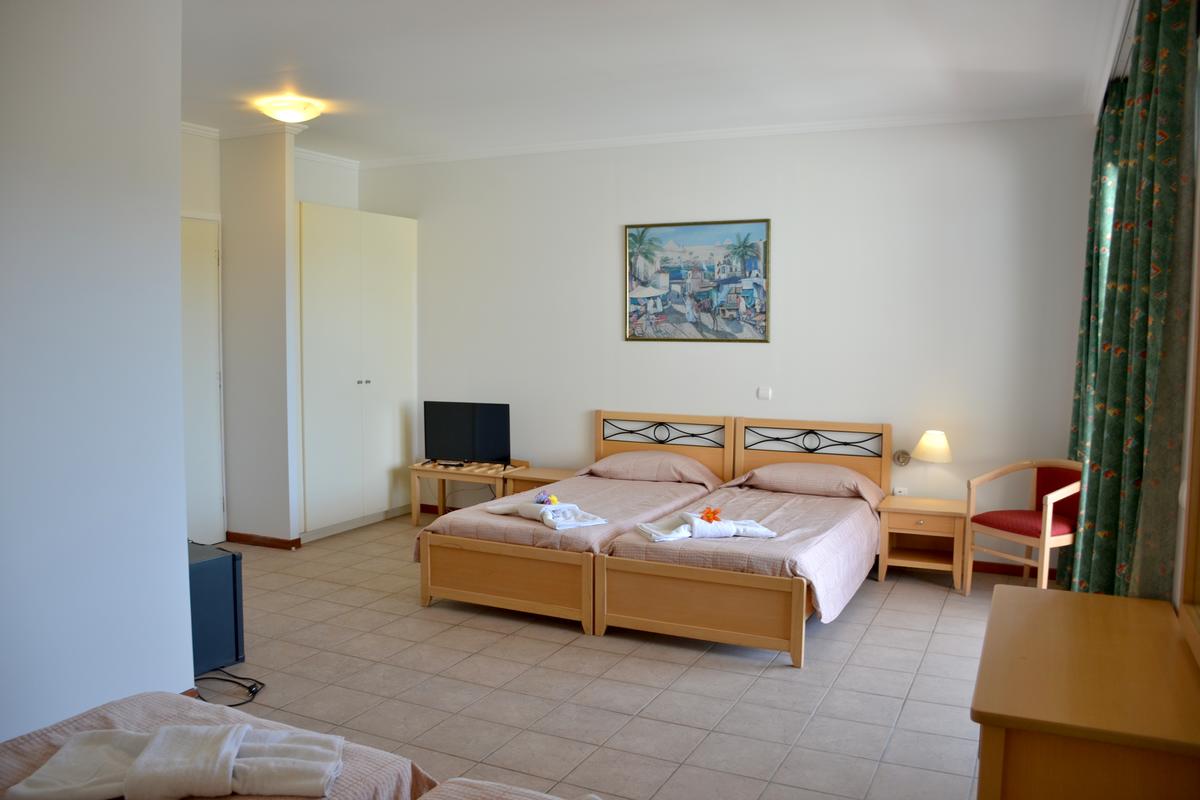 Dassia Holiday Club Hotel-Standardna trokrevetna soba.jpg