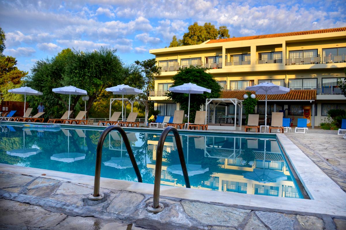 Hotel Dassia Holiday Club-Bazen.jpg