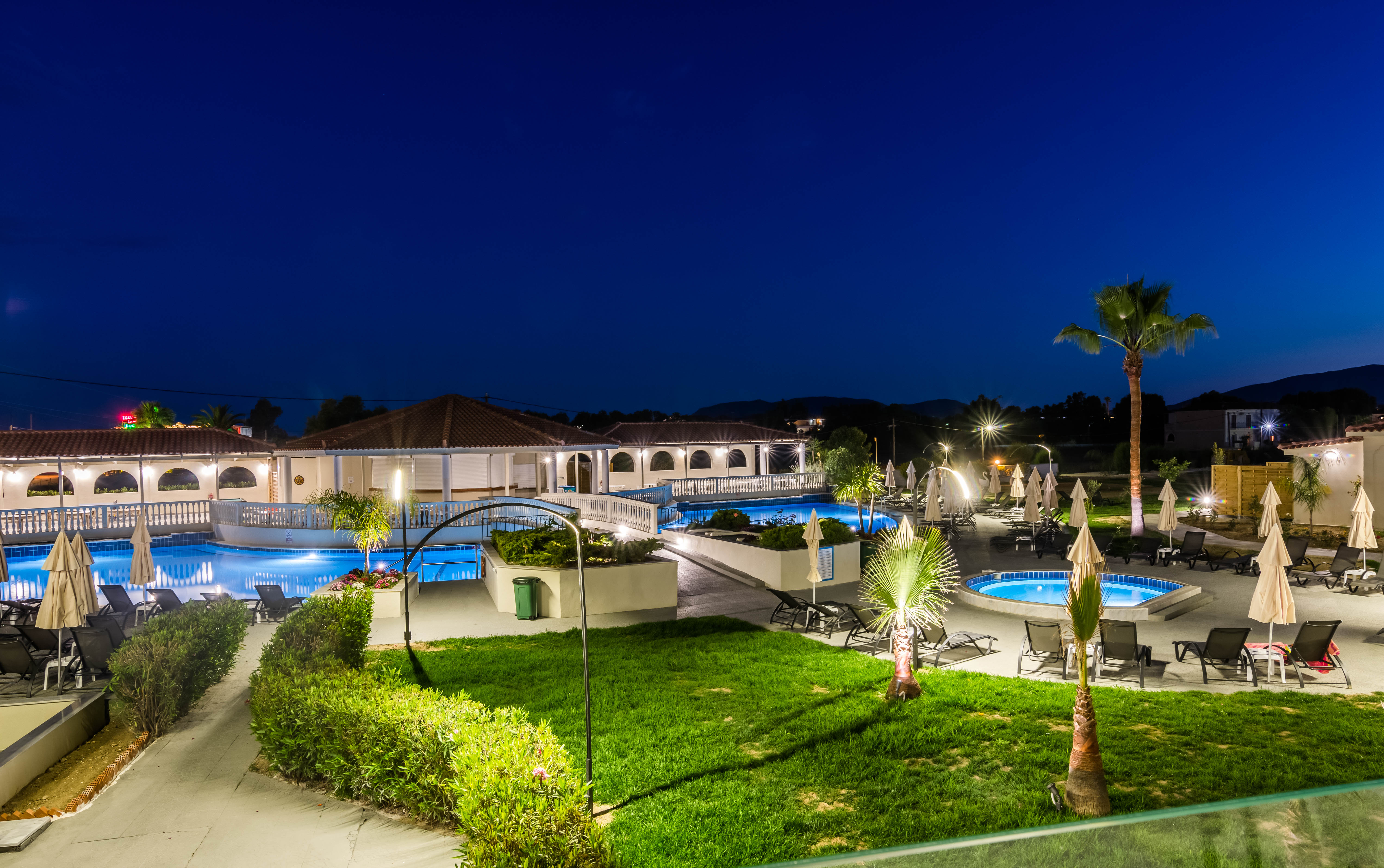 Exotica Hotel & Spa-Bazeni nocu.jpg