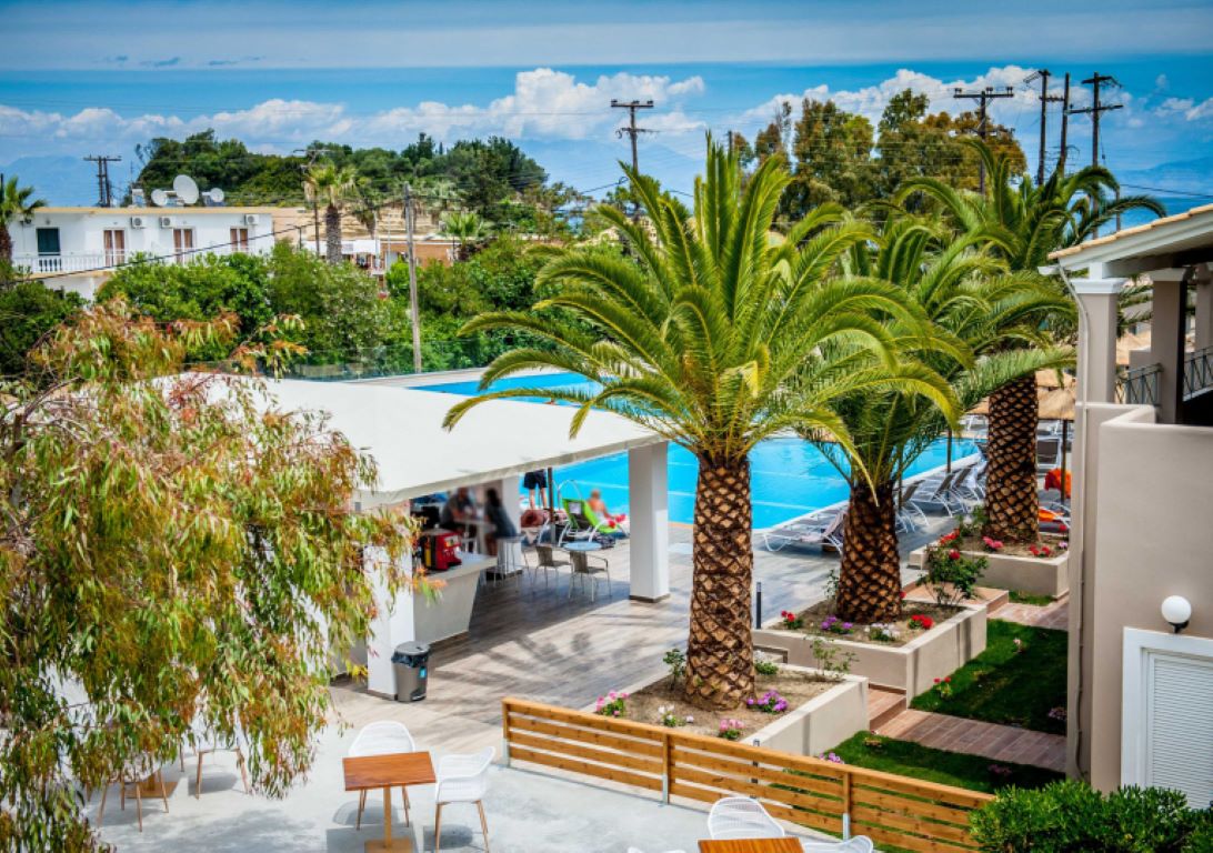 Hotel Ninos Amour Holiday Resort-Bar i bazen.jpg