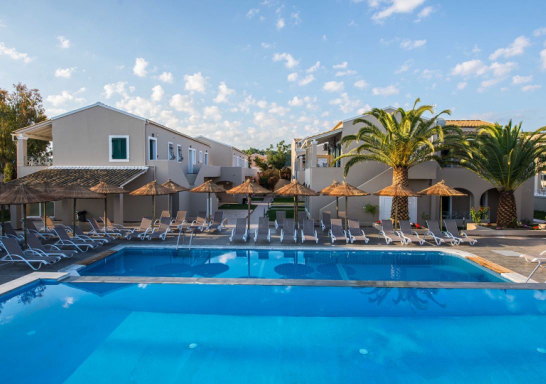 Hotel Ninos Amour Holiday Resort-Bazen.jpg