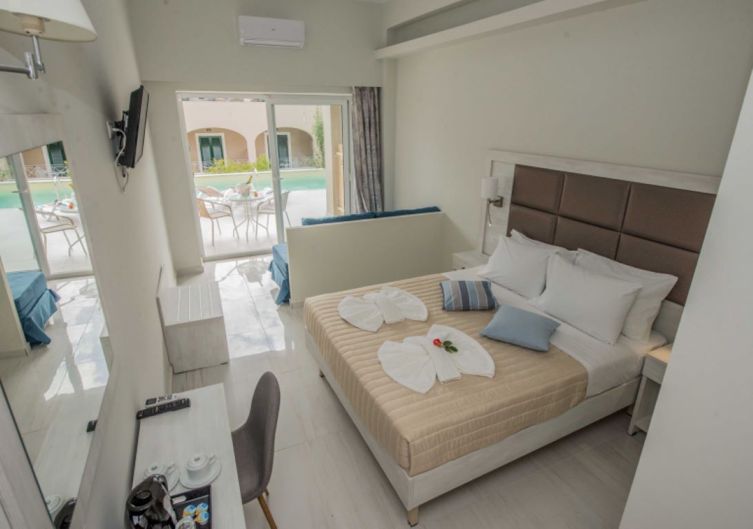 Hotel Ninos Amour Holiday Resort-Junior suite izlaz na bazen.jpg