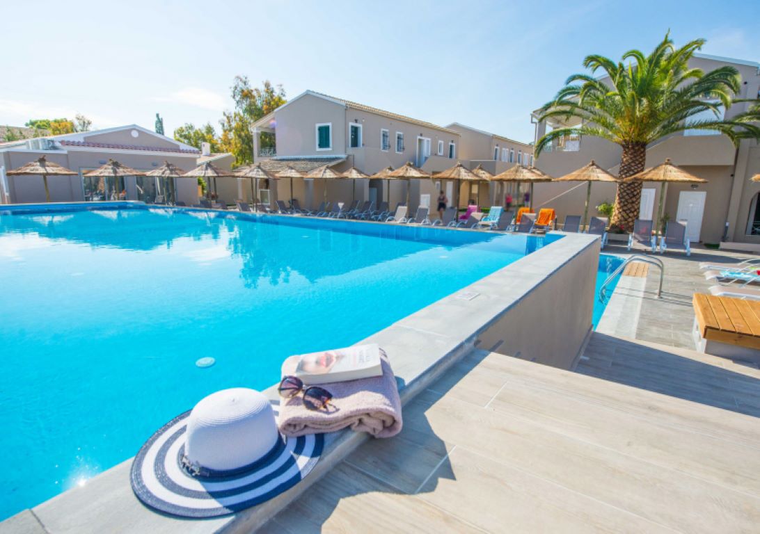 Ninos Amour Holiday Resort Hotel-Bazen.jpg