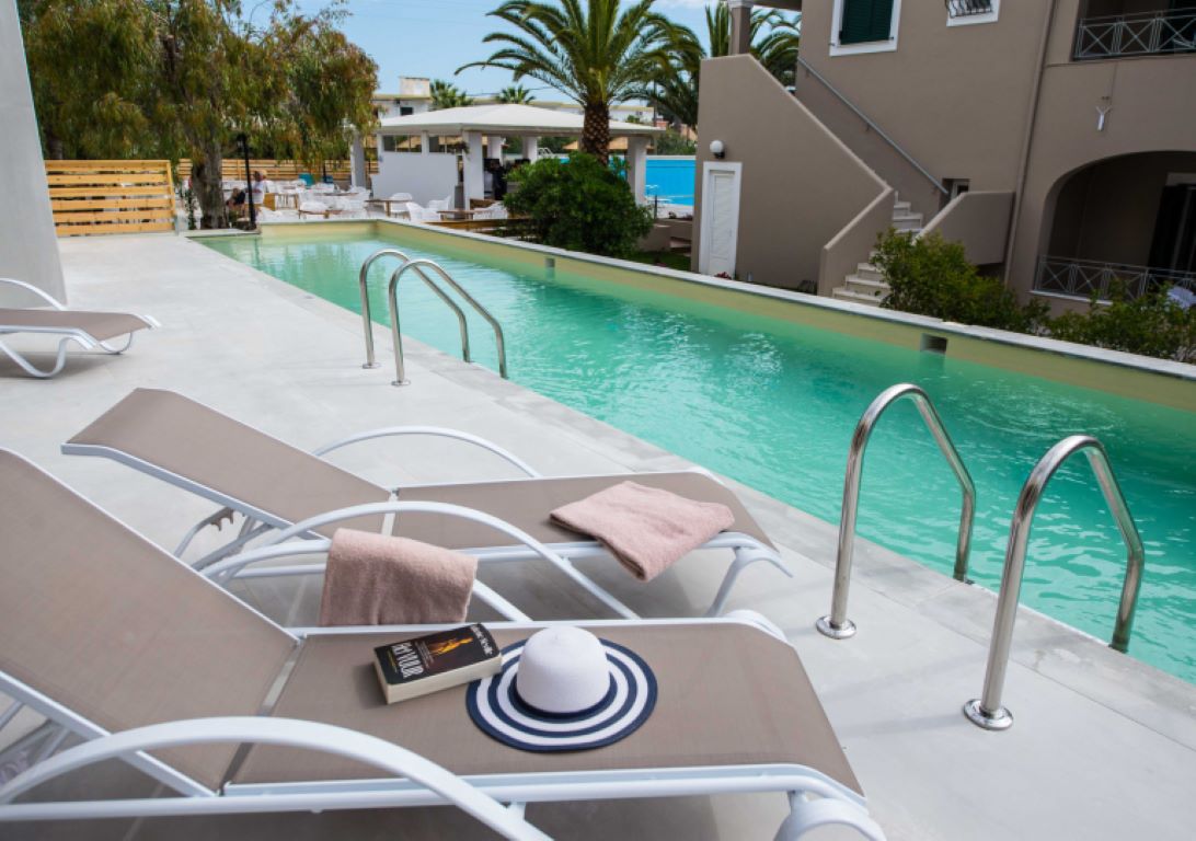 Ninos Amour Holiday Resort Hotel-Junior suite izlaz na bazen.jpg