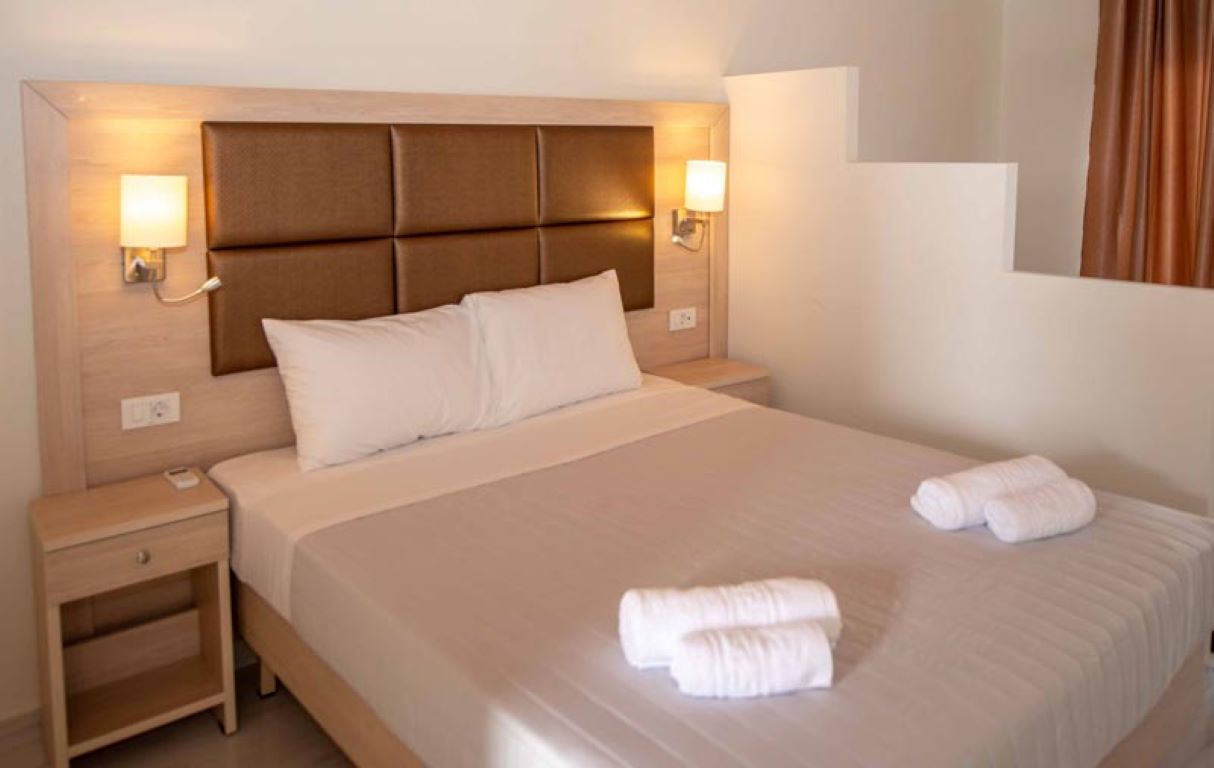 Hotel Ninos Laguna Holiday Resort-Deluxe soba pogled basta.jpg