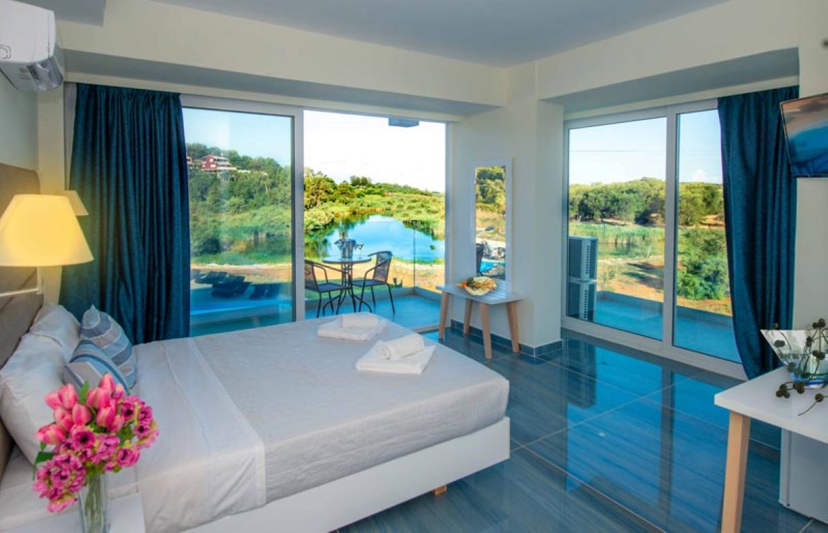 Hotel Ninos Laguna Holiday Resort-Dvosobna porodicna soba pogled basta ili jezero.jpg