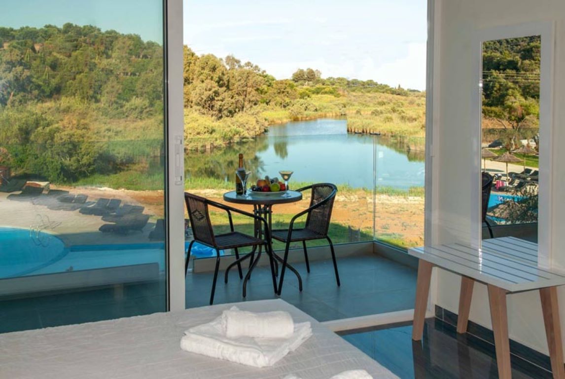 Ninos Laguna Holiday Resort-Junior suite pogled basta ili jezero.jpg