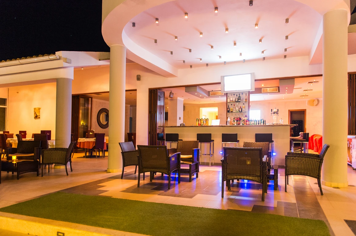 Hotel Stemma-Bar na bazenu.png