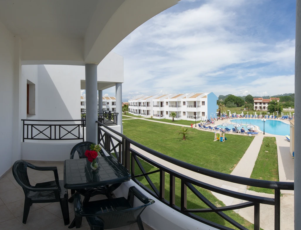Stemma Hotel-Pogled sa terase.png