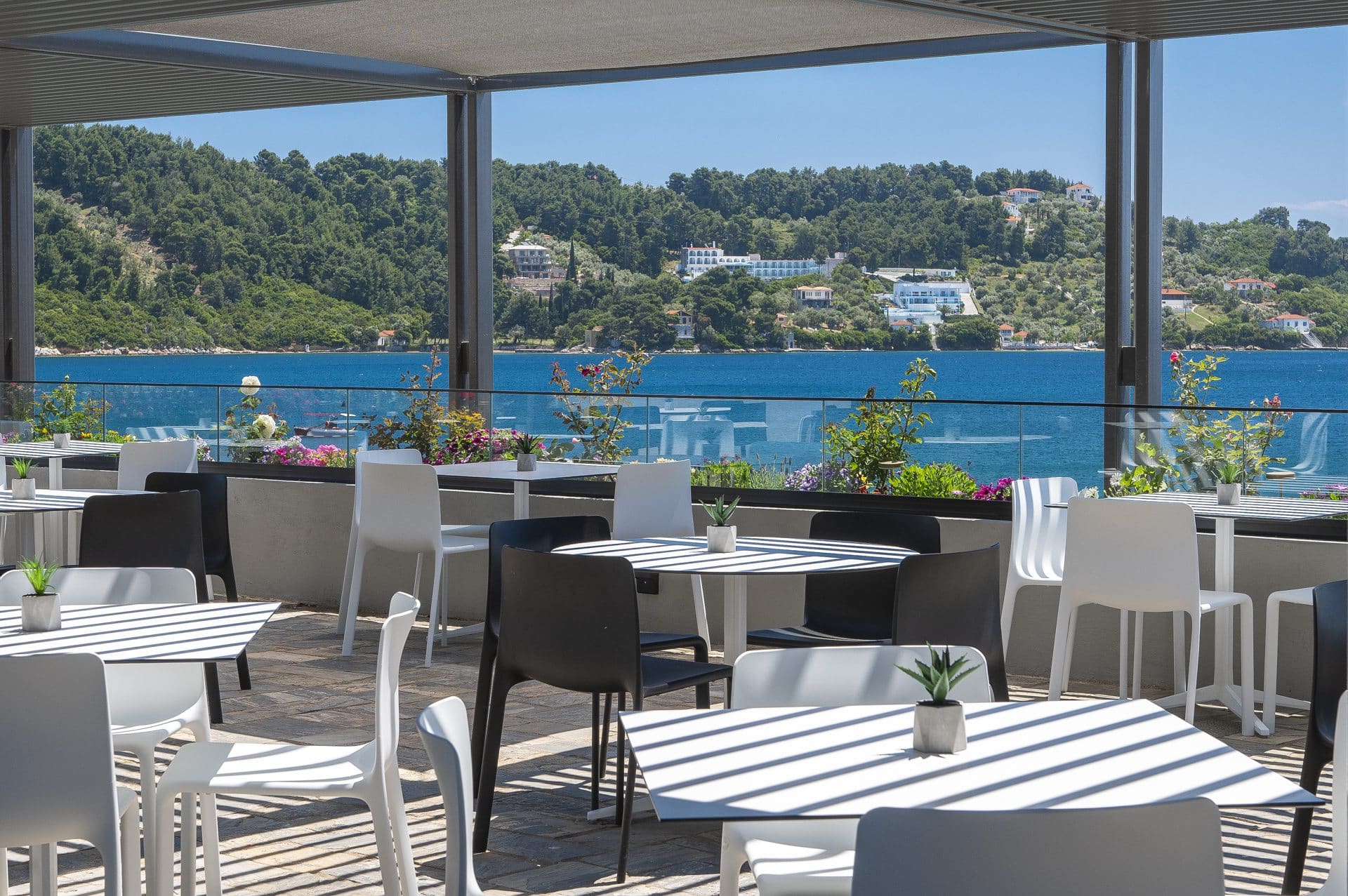 Alkyon Hotel-Bar na krovu.jpg