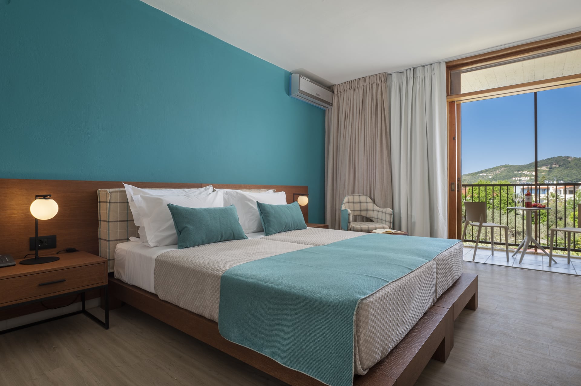 Alkyon Hotel-Standardna soba delimican pogled more.jpg