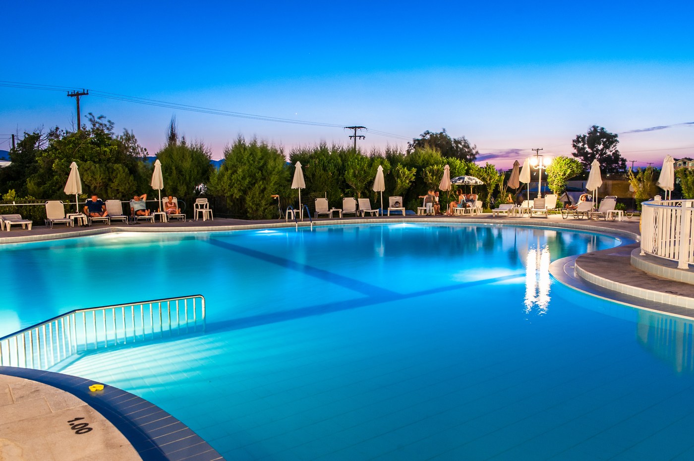 Hotel Kleila Beach-Bazen nocu.jpg