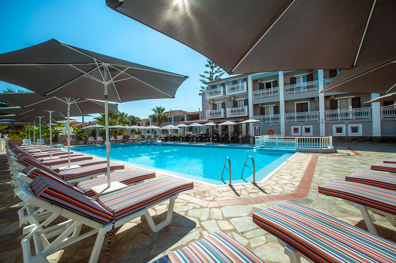 Anamar Zante-Lezaljke pored bazena.jpg
