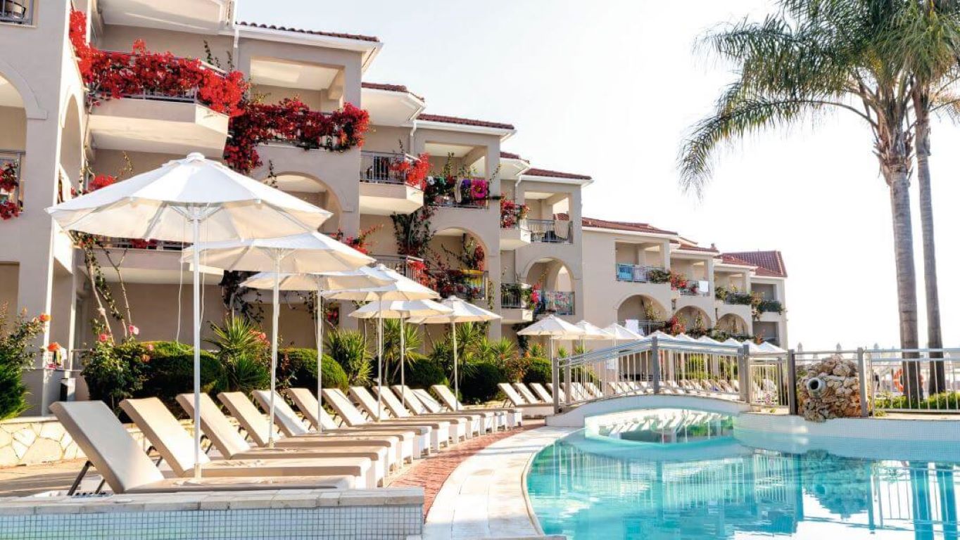 Tsilivi Beach Hotel-Lezaljke na bazenu.jpg