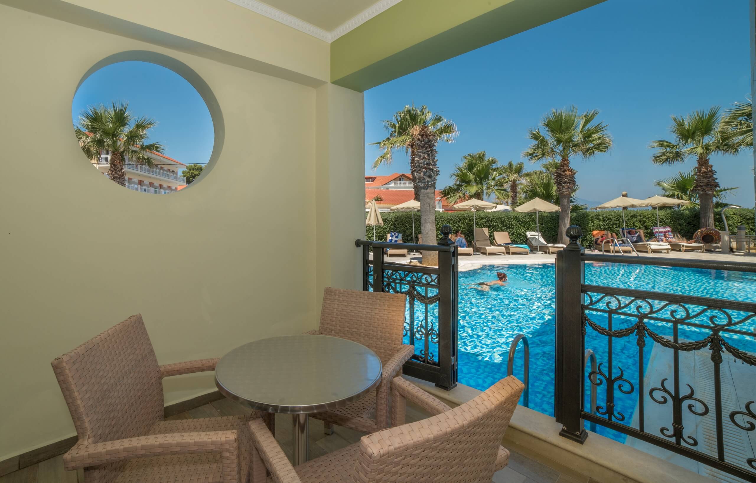 Tsilivi Palazetto-Junior suite swim up.jpg