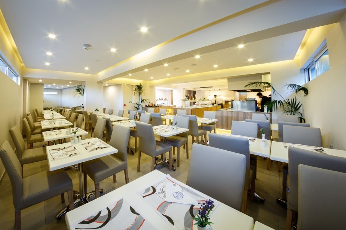 Hotel Porto Planos Beach-Restoran.jpg