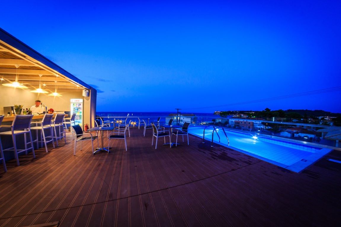 Porto Planos Beach Hotel-Bazen na krovu.jpg
