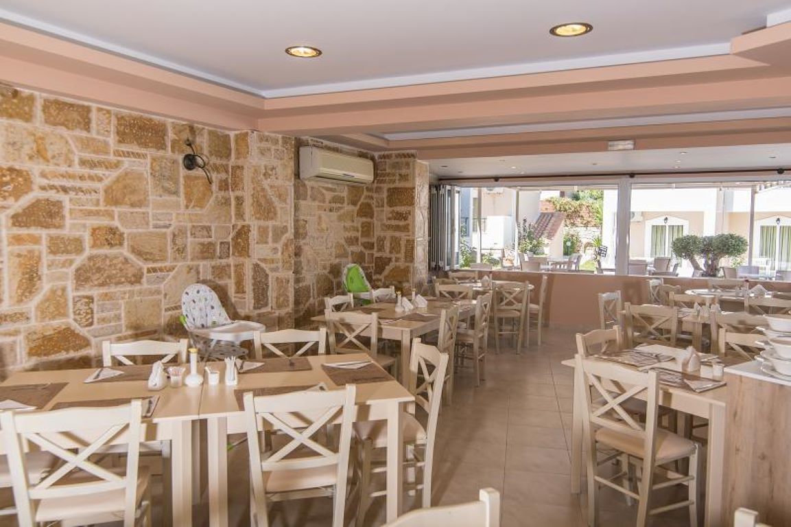 Hotel Maistrali-Bar na bazenu.jpg