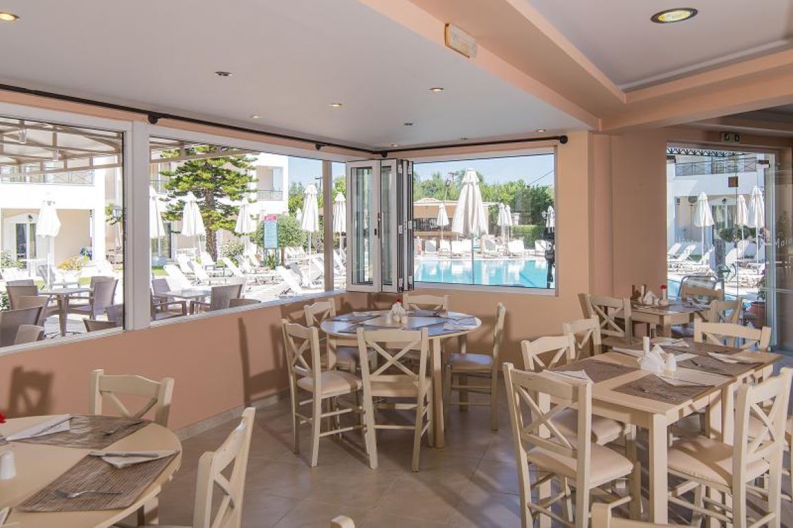Maistrali Hotel-Bar na bazenu.jpg