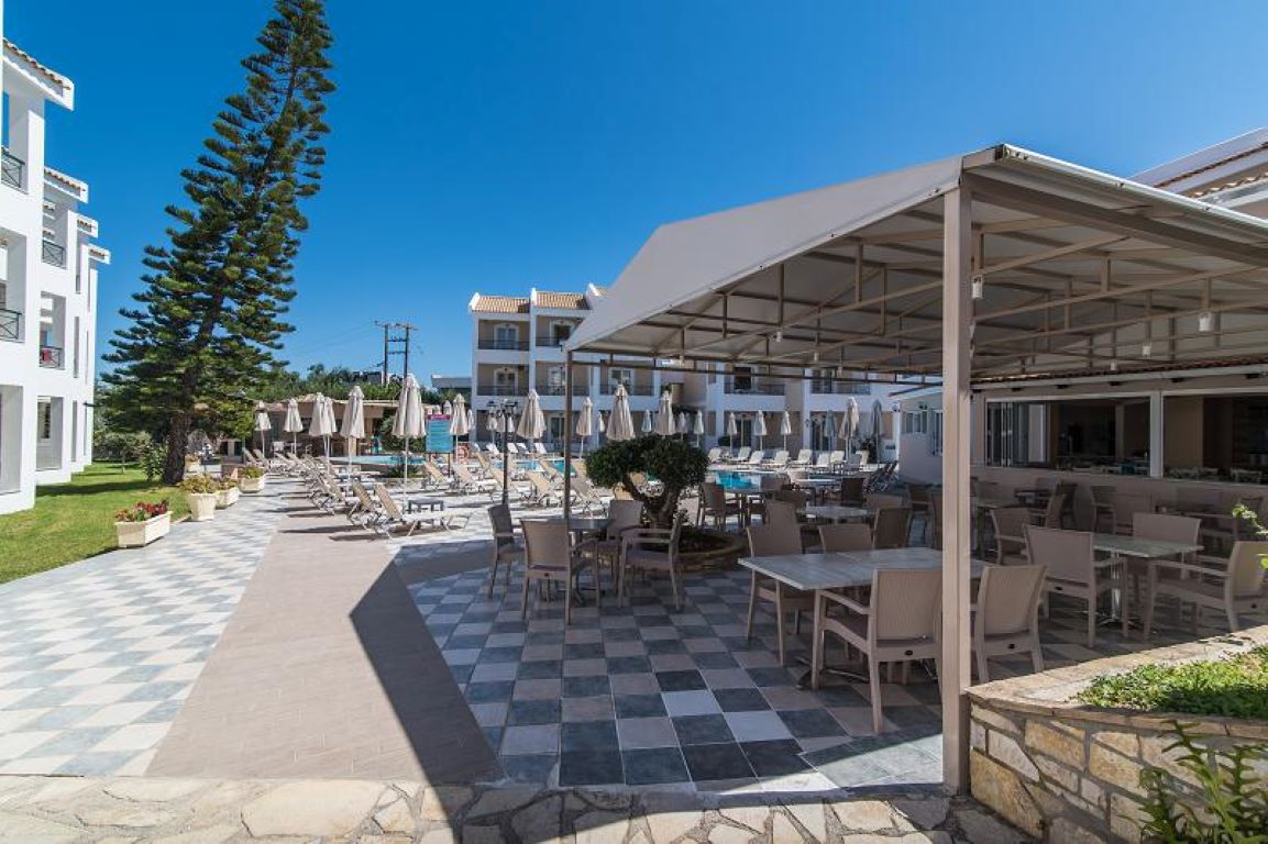 Maistrali Hotel-Oblast oko bazena.jpg