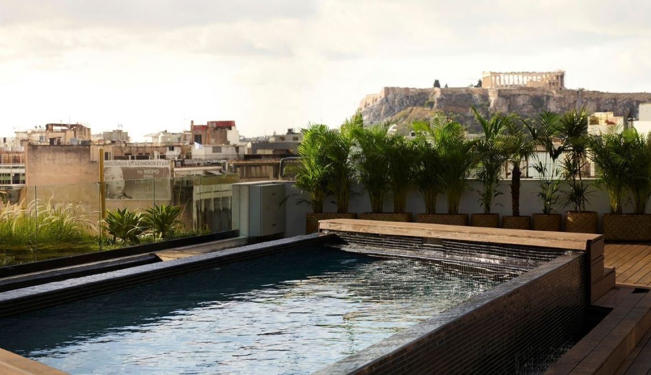 Brown Lighthouse Athens Hotel-Bazen na krovu.jpg