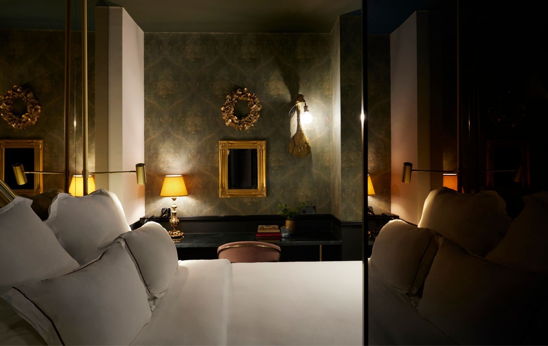 Brown Lighthouse Athens Hotel-Cozy soba.jpg