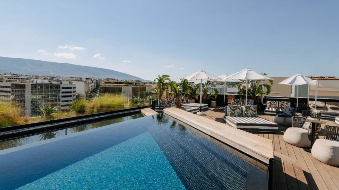 Hotel Brown Lighthouse Athens-Bazen na krovu.jpg