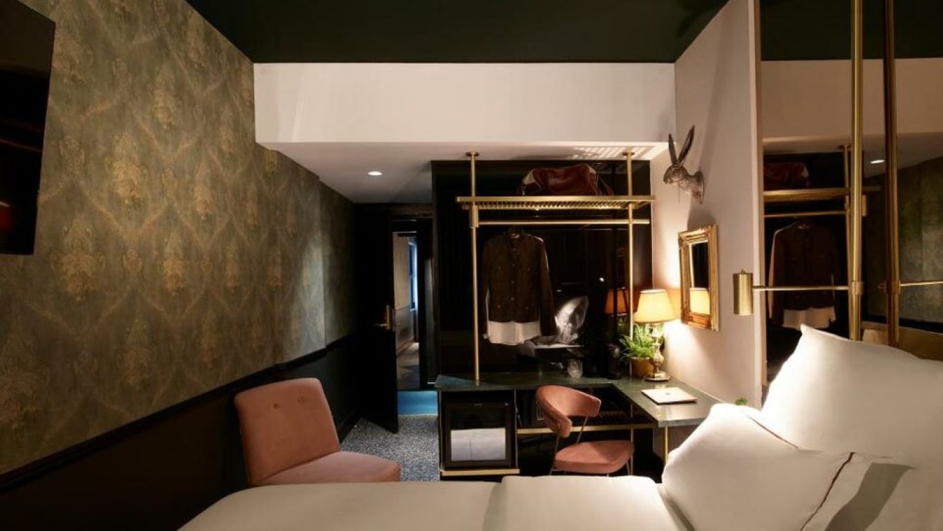 Hotel Brown Lighthouse Athens-Classic soba sa balkonom.jpg