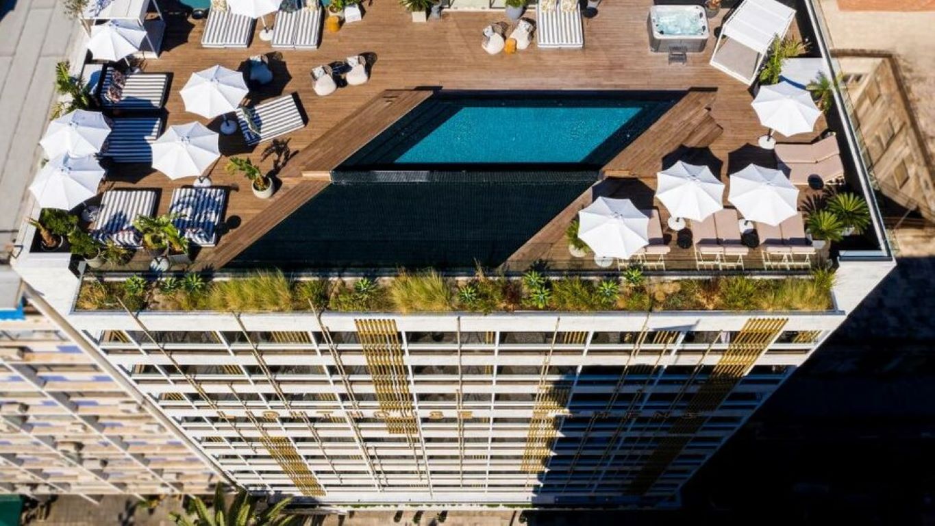 Hotel Brown Lighthouse Athens-Krov hotela.jpg