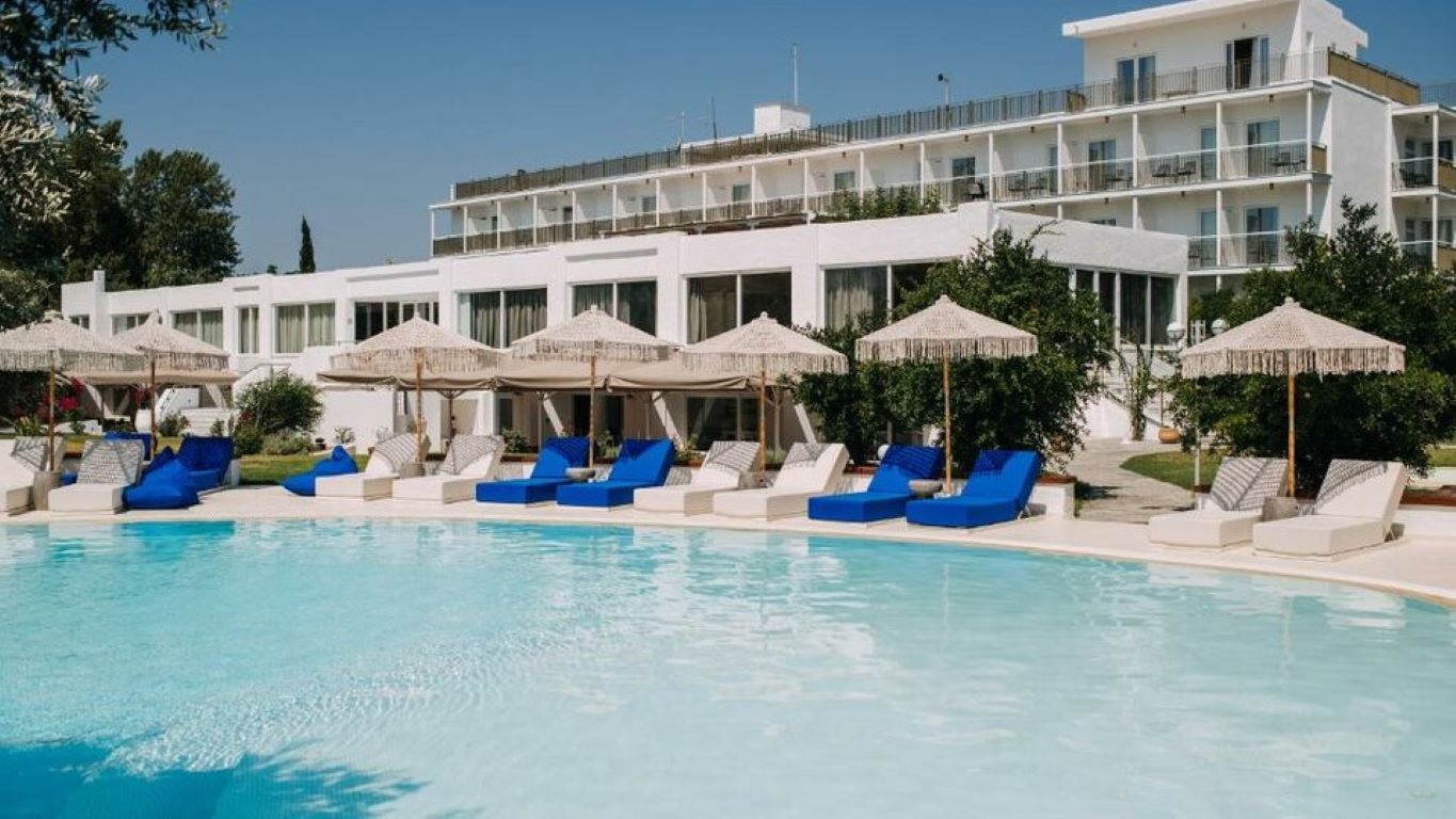 Brown Beach Eretria Hotel-Bazen.jpg