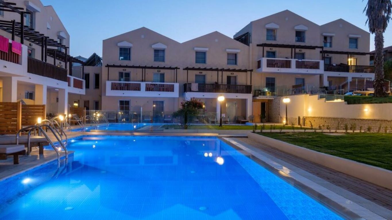 Akron Seascape Resort Hotel-Bazeni nocu.jpg