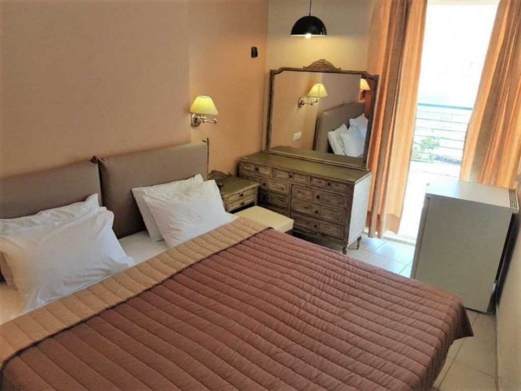 Mitho Hotel-Standardna soba pogled more.jpg