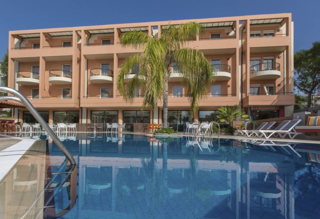 Flisvos Royal Hotel-Bazen.jpg
