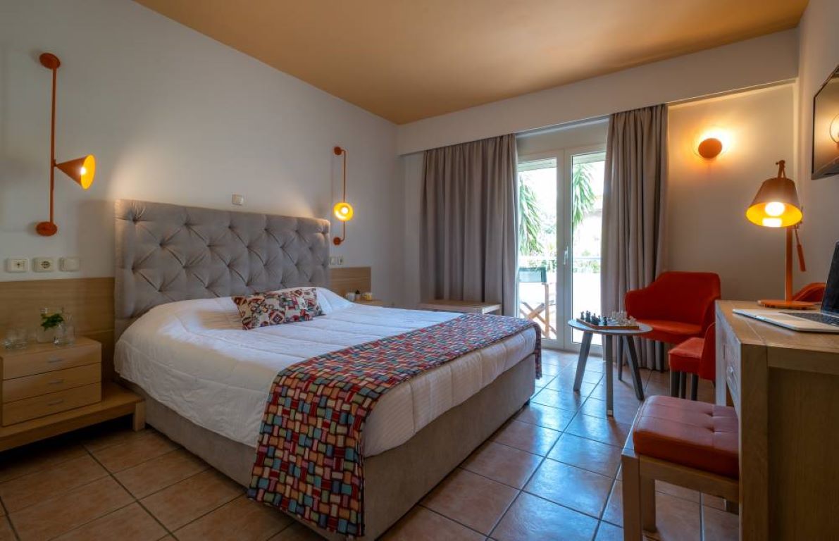 Flisvos Royal Hotel-Standardna soba pogled basta.jpg