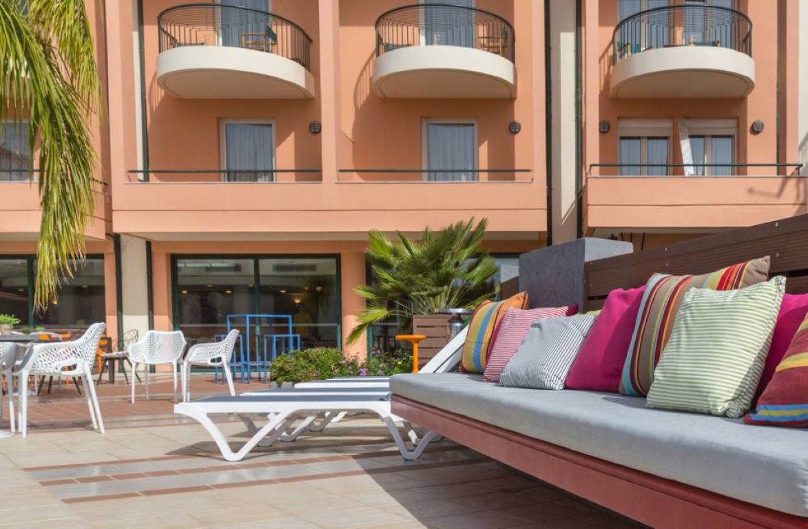 Hotel Flisvos Royal-Lezaljke pored bazena.jpg