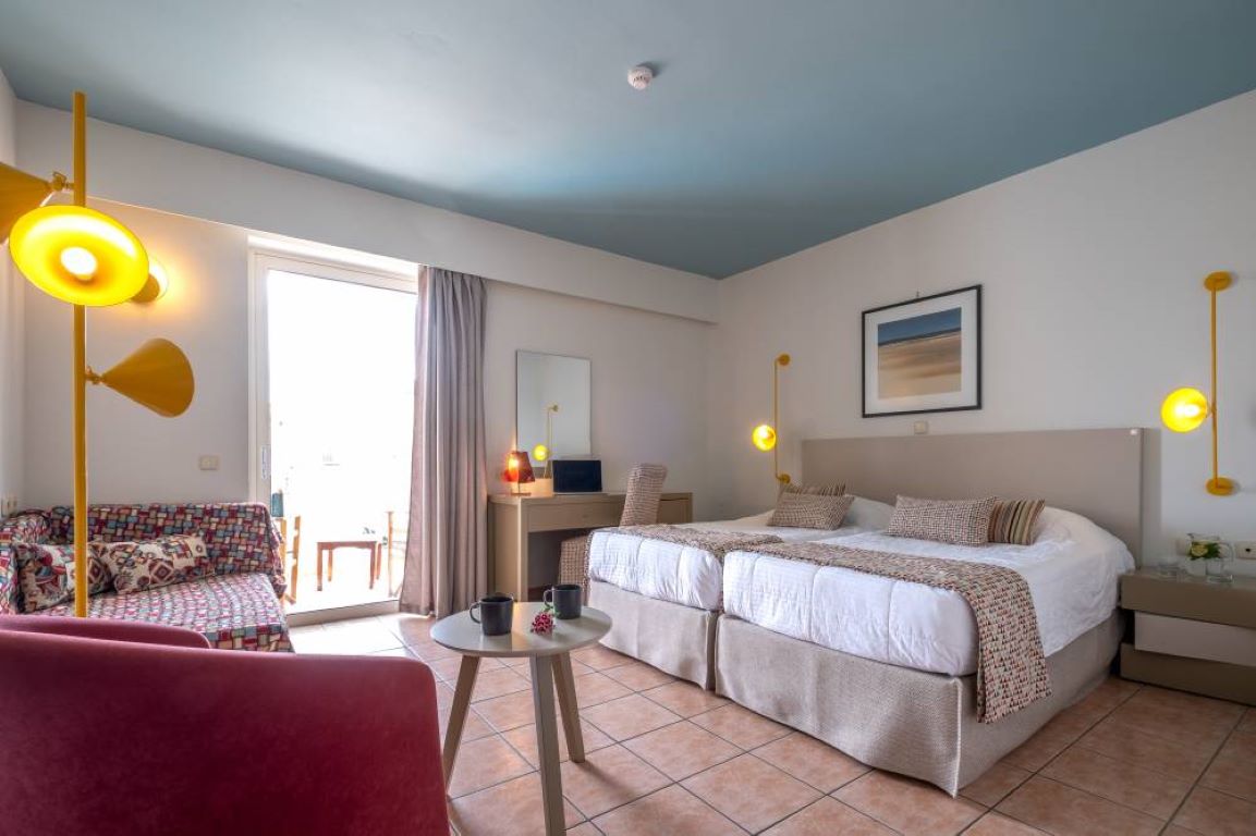 Hotel Flisvos Royal-Standardna soba pogled bazen.jpg