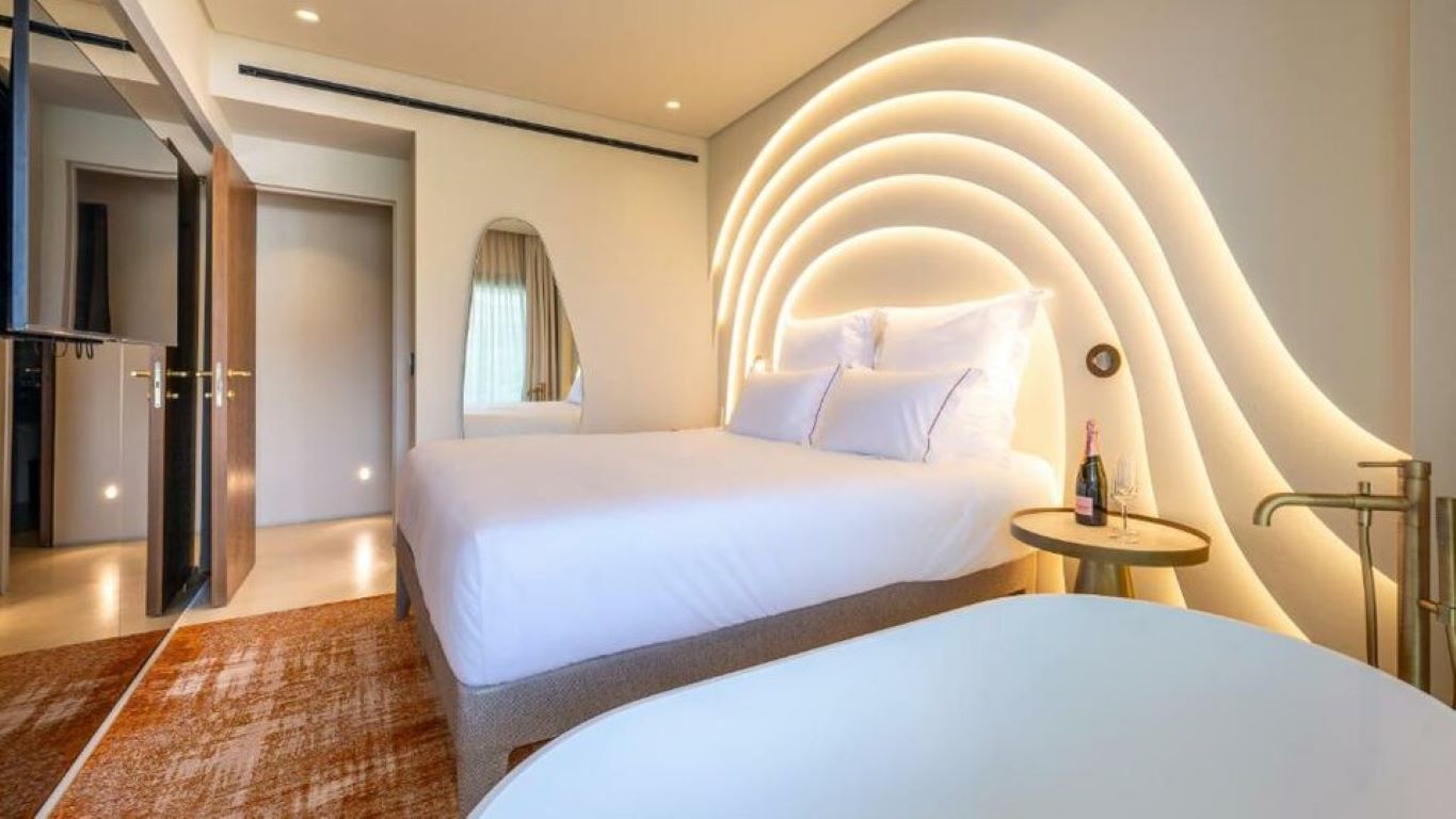 Isla Brown Corinthia-Classic porodicna soba pogled basta balkon.jpg