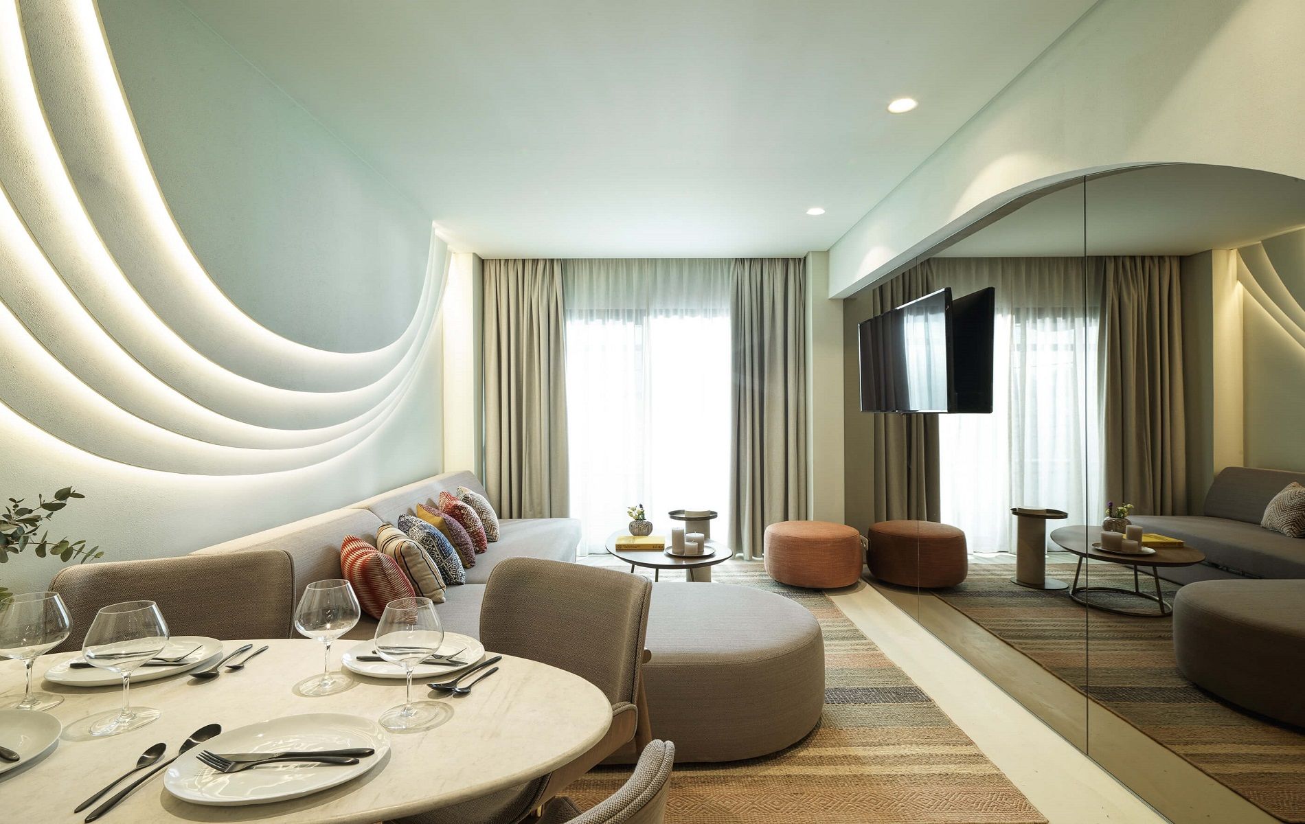 Isla Brown Corinthia Hotel-Executive suite pogled more balkon.jpg