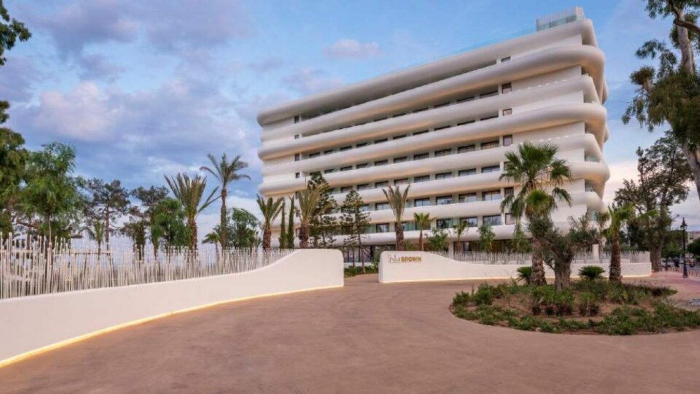 Isla Brown Corinthia-Ulaz u hotel.jpg