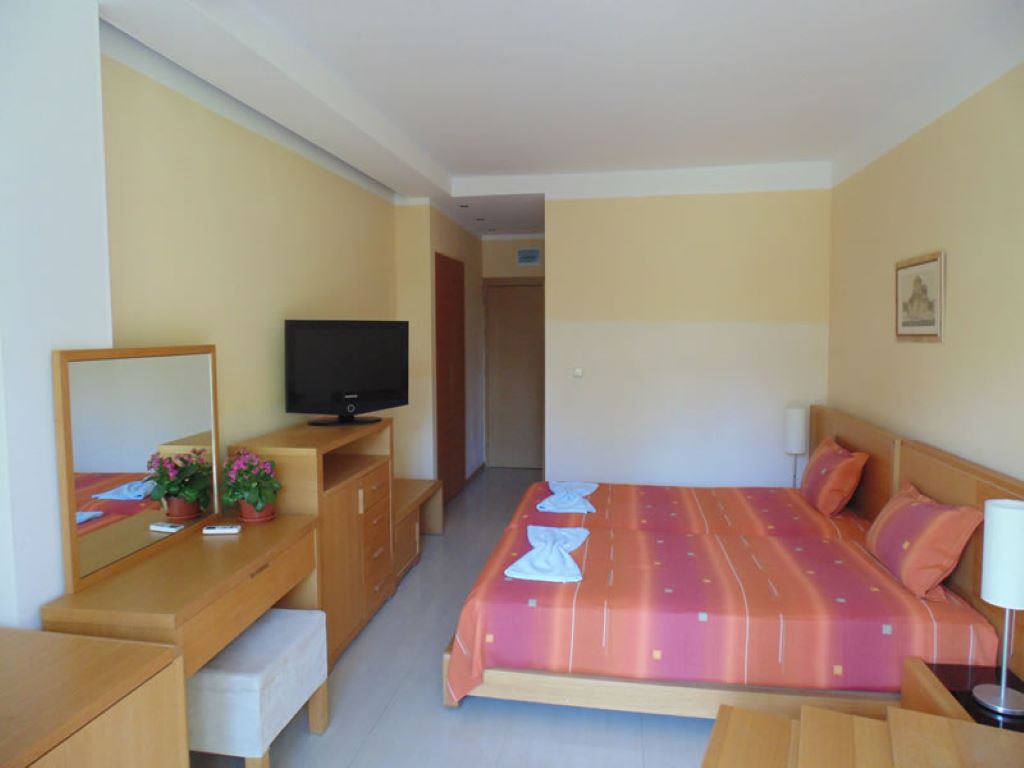 Oasis Nesebar Hotel-Trokrevetna soba.jpg