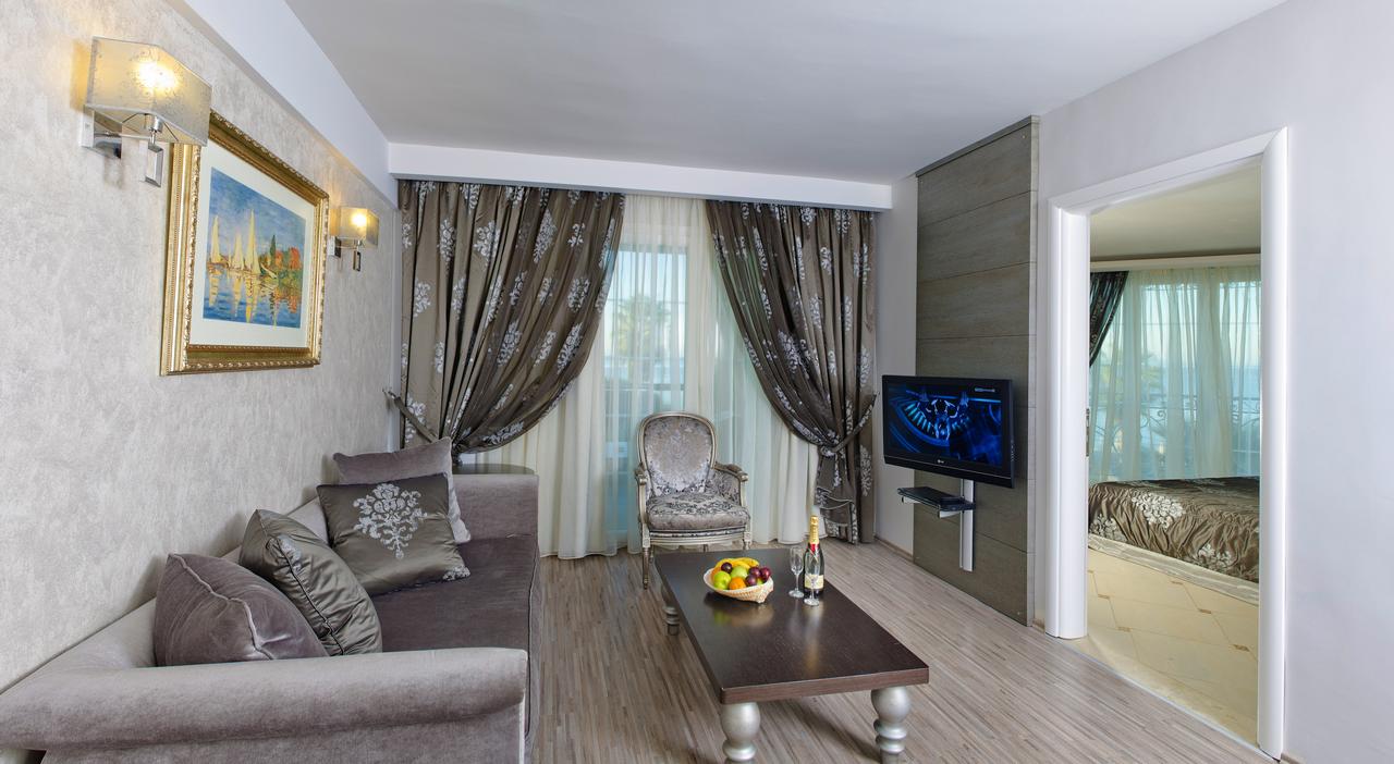 Hotel Elinotel Apolamare deluxe suite 1.jpg