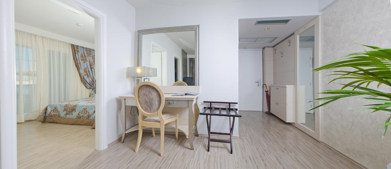 Hotel Elinotel Apolamare deluxe suite 2.jpg