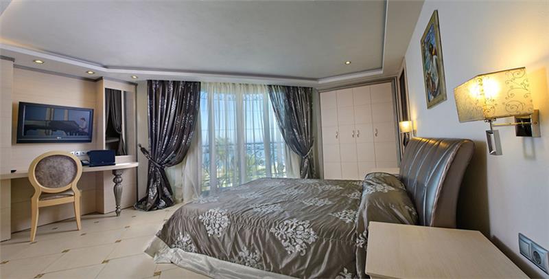 Hotel Elinotel Apolamare deluxe suite.jpg