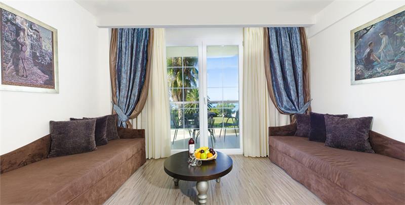 Hotel Elinotel Apolamare family room 1.jpg