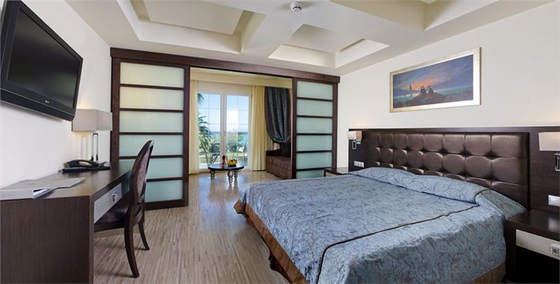 Hotel Elinotel Apolamare family room.jpg