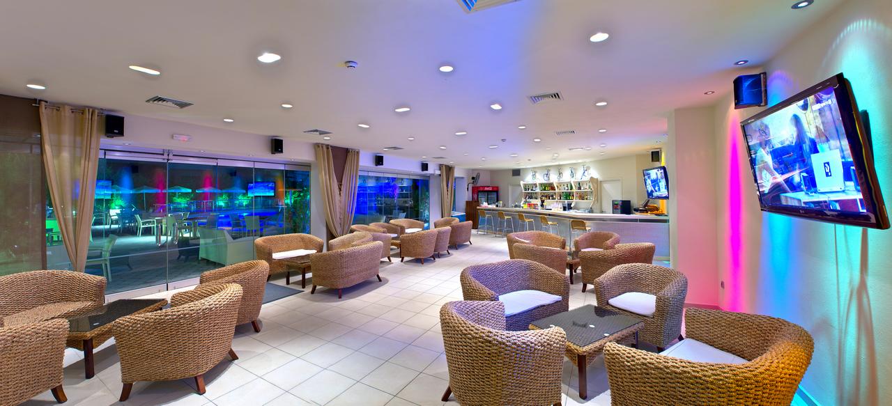 Hotel Elinotel Apolamare pool bar.jpg