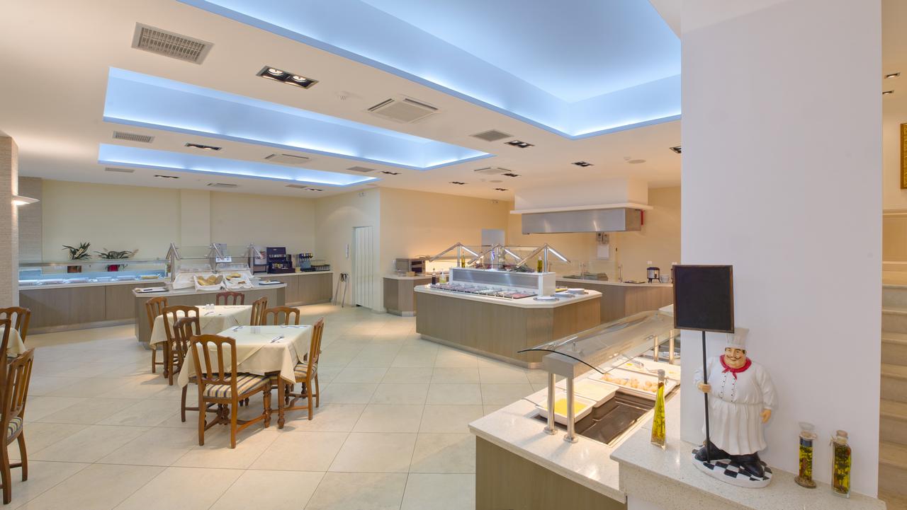 Hotel Elinotel Apolamare restaurant.jpg